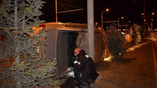 Refüje çarpan otomobil takla attı: 1 yaralı