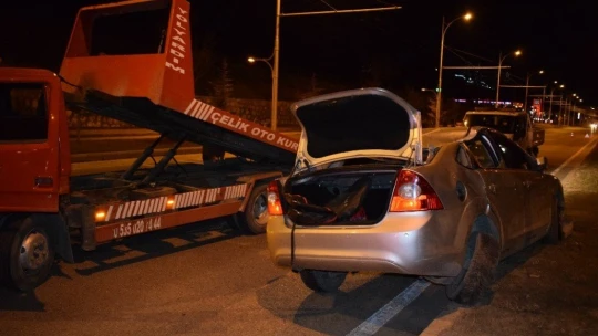 Refüje çarpan otomobil takla attı: 1 yaralı