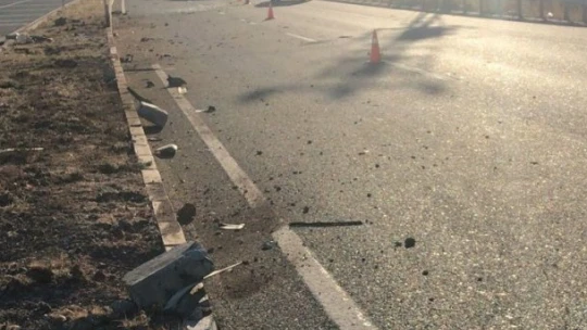 Refüje çarparak metrelerce savruldu: 3 yaralı