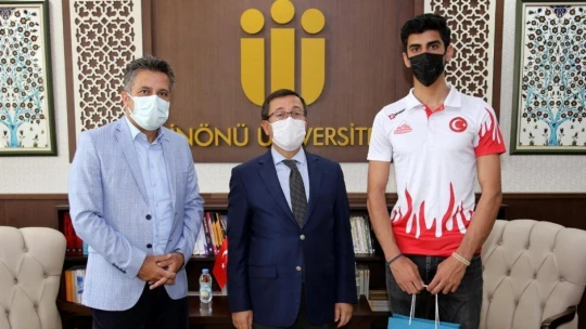 Rektör Kızılay'dan başarılı sporculara hediye