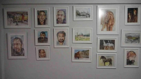 Hem resim yapıyor hem de sebze ekiyor