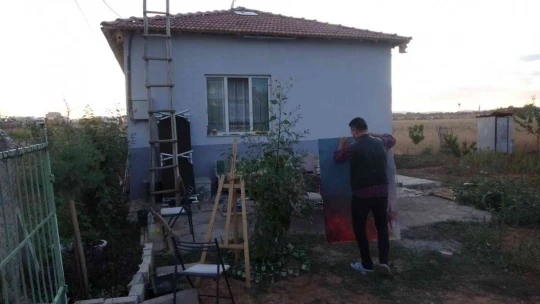 Hem resim yapıyor hem de sebze ekiyor