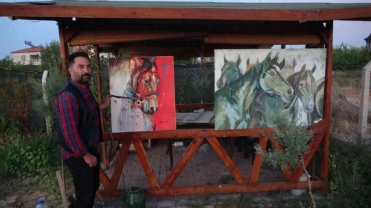 Hem resim yapıyor hem de sebze ekiyor