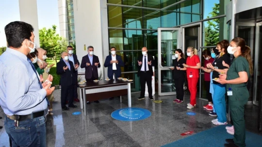 Sağlık çalışanlarına fedakarlık vurgusu