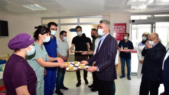 Sağlık çalışanlarına fedakarlık vurgusu