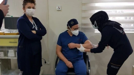 Sağlık görevlilerinin aşılanmaları sürüyor