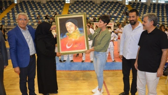 Şampiyonada şehit annesini duygulandıran resim