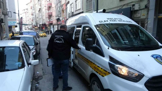 Satırlı saldırıya uğrayan genç ağır yaralandı