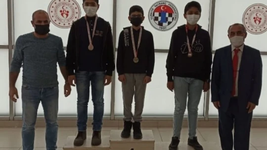 Satrançta dereceye girenlere madalyaları verildi