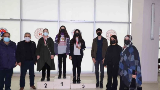 Satrançta dereceye girenlere madalyaları verildi