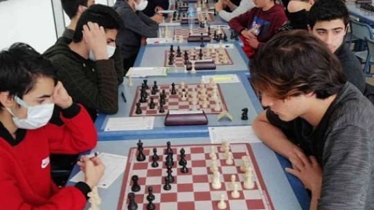 Satrançta dereceye girenlere madalyaları verildi