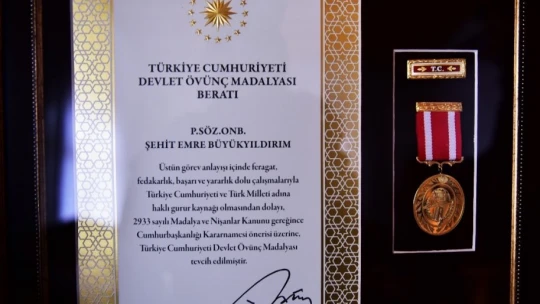 Şehit babasına evinde Devlet Övünç Madalyası ve Beratı