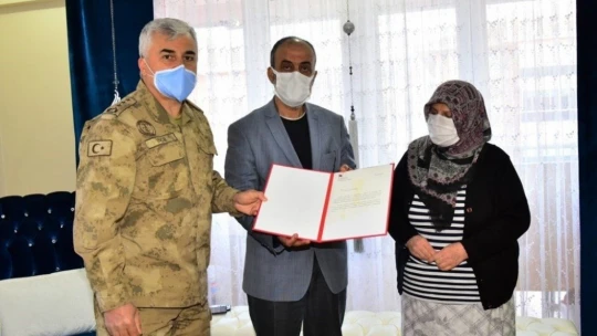 Şehit Özbey'in ailesine şehadet belgesi