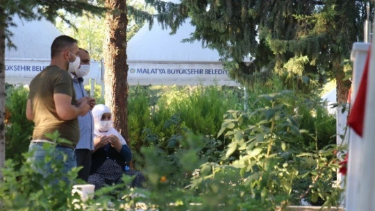 Şehitlikte buruk bayramlaşma
