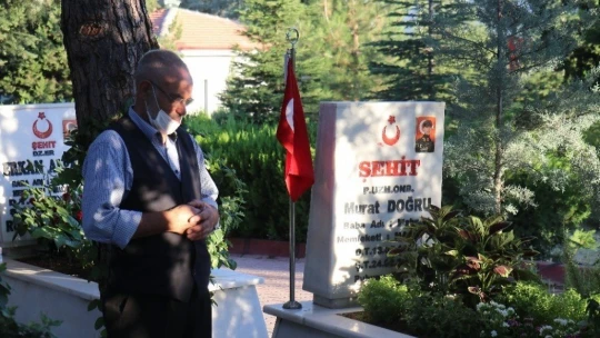 Şehitlikte buruk bayramlaşma