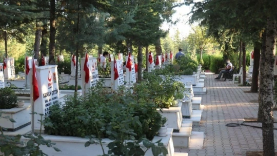 Şehitlikte buruk bayramlaşma