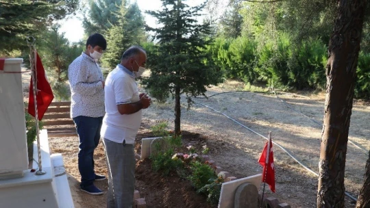 Şehitlikte buruk bayramlaşma