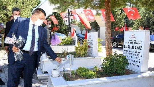 Şehitlikte duygulandıran ziyaret