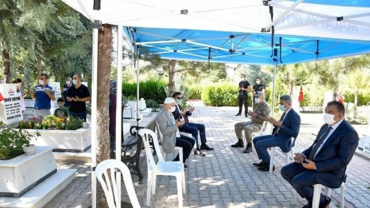 Şehitlikte duygulandıran ziyaret