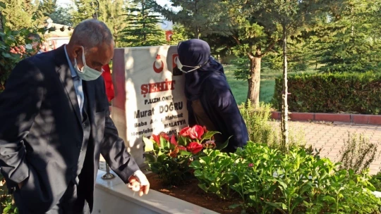 Şehitlikte hüzünlü bayram