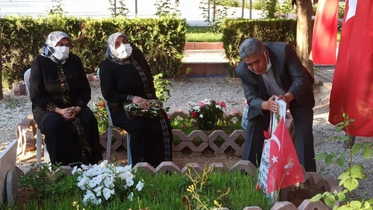 Şehitlikte hüzünlü bayram