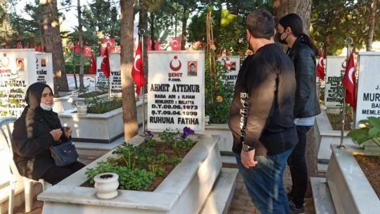 Şehitlikte hüzünlü bayram