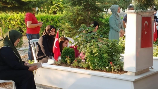 Şehitlikte hüzünlü bayramlaşma