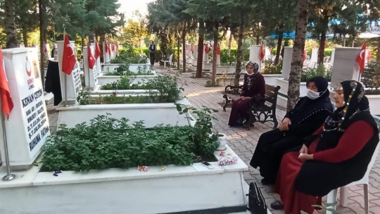 Şehitlikte hüzünlü bayramlaşma