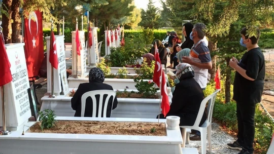 Şehitlikte hüzünlü bayramlaşma