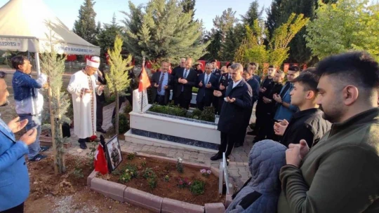 Şehitlikte hüzünlü bayramlaşma