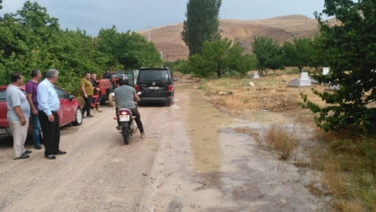 Sel yolu araç trafiğine kapattı