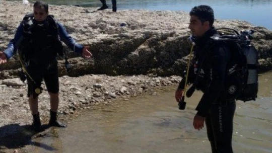 Serinlemek için baraj gölüne giren genç boğuldu