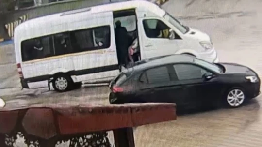 Servis şoförü öğrencileri tokatladı