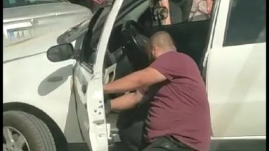 Seyir halindeki araç alev aldı, sürücünün yardımına vatandaşlar koştu