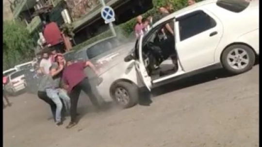 Seyir halindeki araç alev aldı, sürücünün yardımına vatandaşlar koştu
