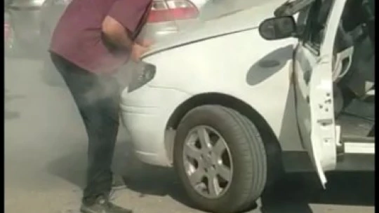Seyir halindeki araç alev aldı, sürücünün yardımına vatandaşlar koştu