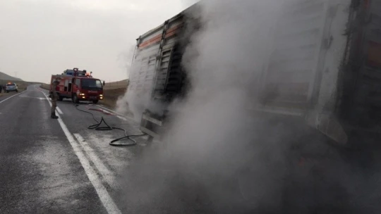 Seyir halindeki kamyonda yangın!