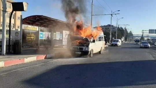 Seyir halindeki minibüs alev aldı