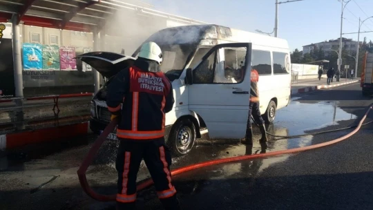 Seyir halindeki minibüs alev aldı