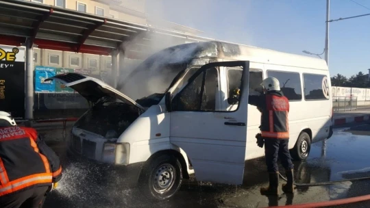 Seyir halindeki minibüs alev aldı
