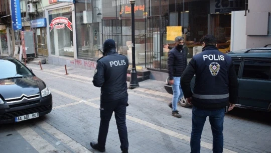 Seyir halindeki otomobilden ateş açıldı