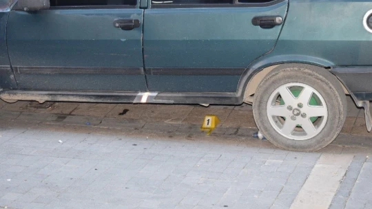 Seyir halindeki otomobilden ateş açıldı