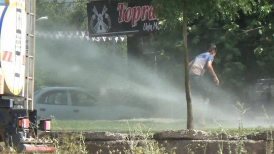 Sıcaktan bunalan çocuklar fıskiye ile serinledi