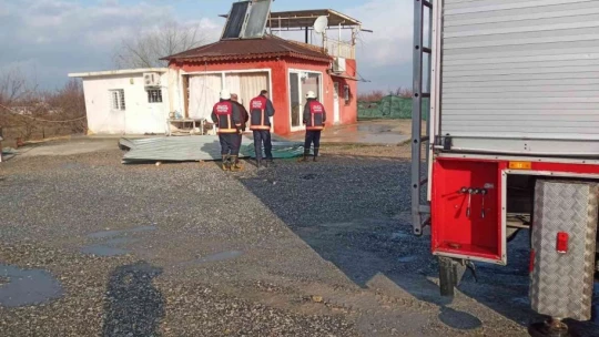 Şiddetli fırtına çatıyı uçurdu