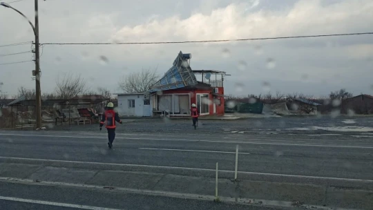 Şiddetli fırtına çatıyı uçurdu