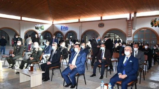 Şiir yarışmasında dereceye girenlere ödülleri verildi