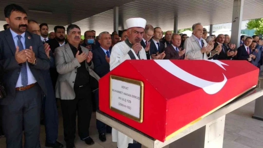 Silahını temizlerken kendisini vuran yüzbaşı son yolculuğuna uğurlandı