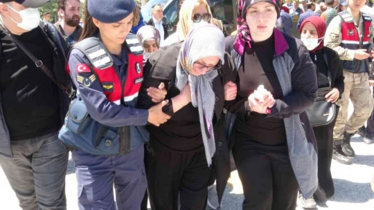 Silahını temizlerken kendisini vuran yüzbaşı son yolculuğuna uğurlandı