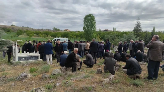 Sırtından bıçaklanan genç öldü