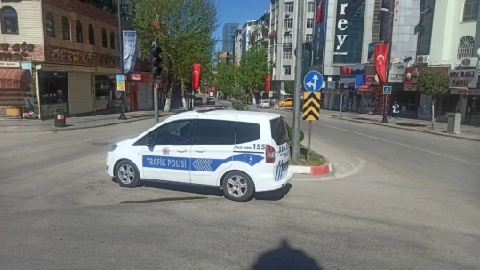 Sokağa çıkma kısıtlamasında caddeler boş